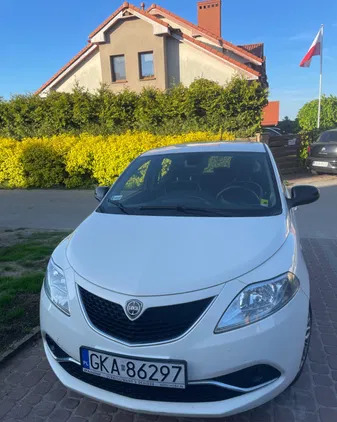 lancia pomorskie Lancia Ypsilon cena 26000 przebieg: 97500, rok produkcji 2015 z Chojnów